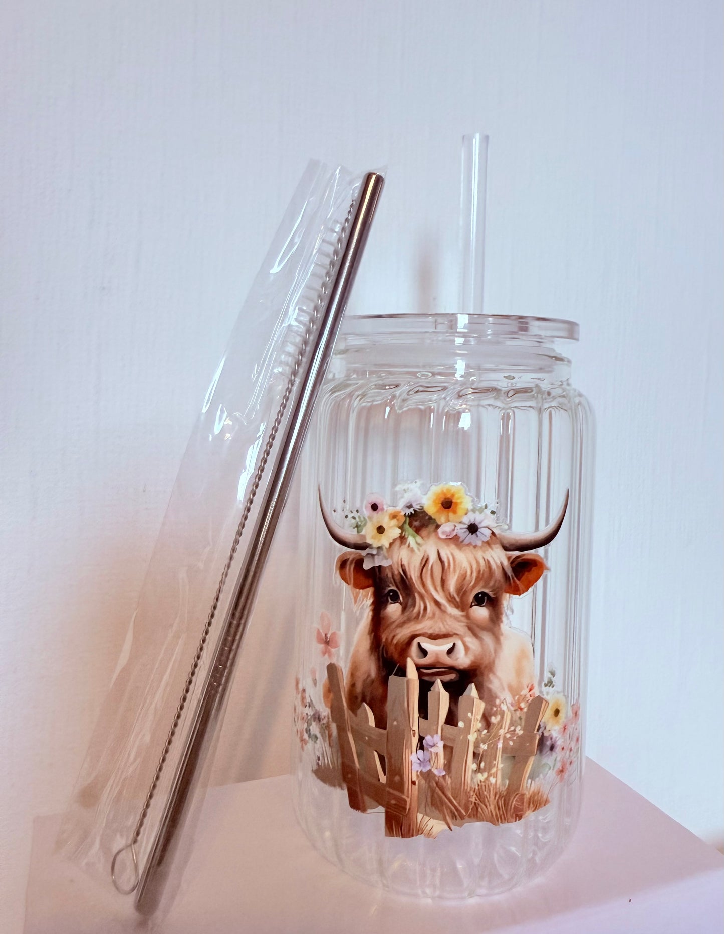 Clear glasses with design, for hot & cold drinks. Clear straw, metal straw and straw cleaning brush included
